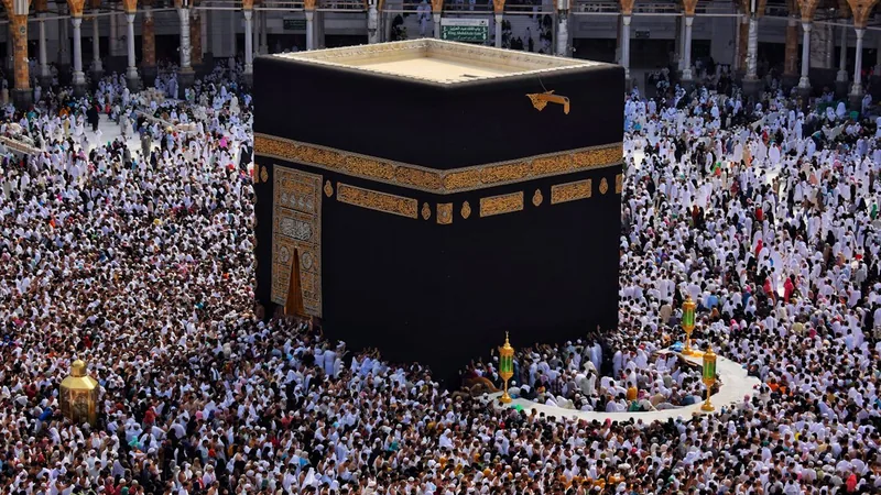 Pilgrims at the Kaaba in Makkah with Hoorain Travels