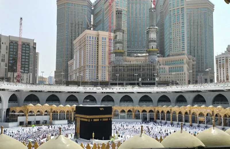 Masjid an-Nabawi at dusk for makkah and madinah packages from Hoorain Travels UK