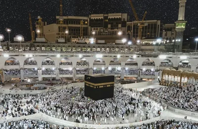 Pilgrims at Masjid al-Haram during daytime, Makkah — umrah packages uk