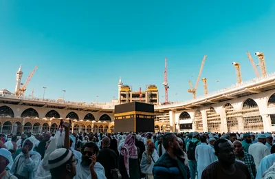 Crowds around the Kaaba at Masjid al-Haram, Makkah — umrah packages uk
