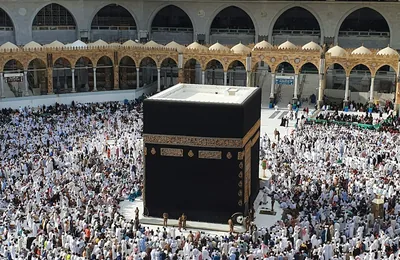 Pilgrims gather at the Kaaba in Makkah — umrah packages uk